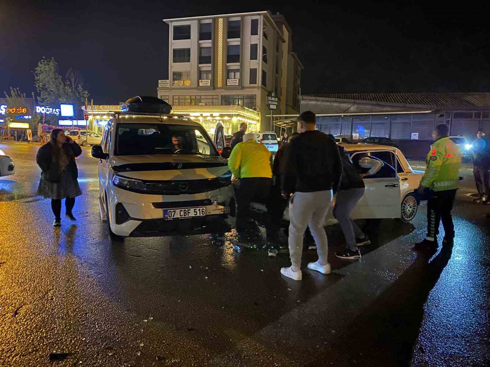 Antalya iki otomobilin çarpıştığı ve 3 kişinin yaralandığı kaza anı kamerada
