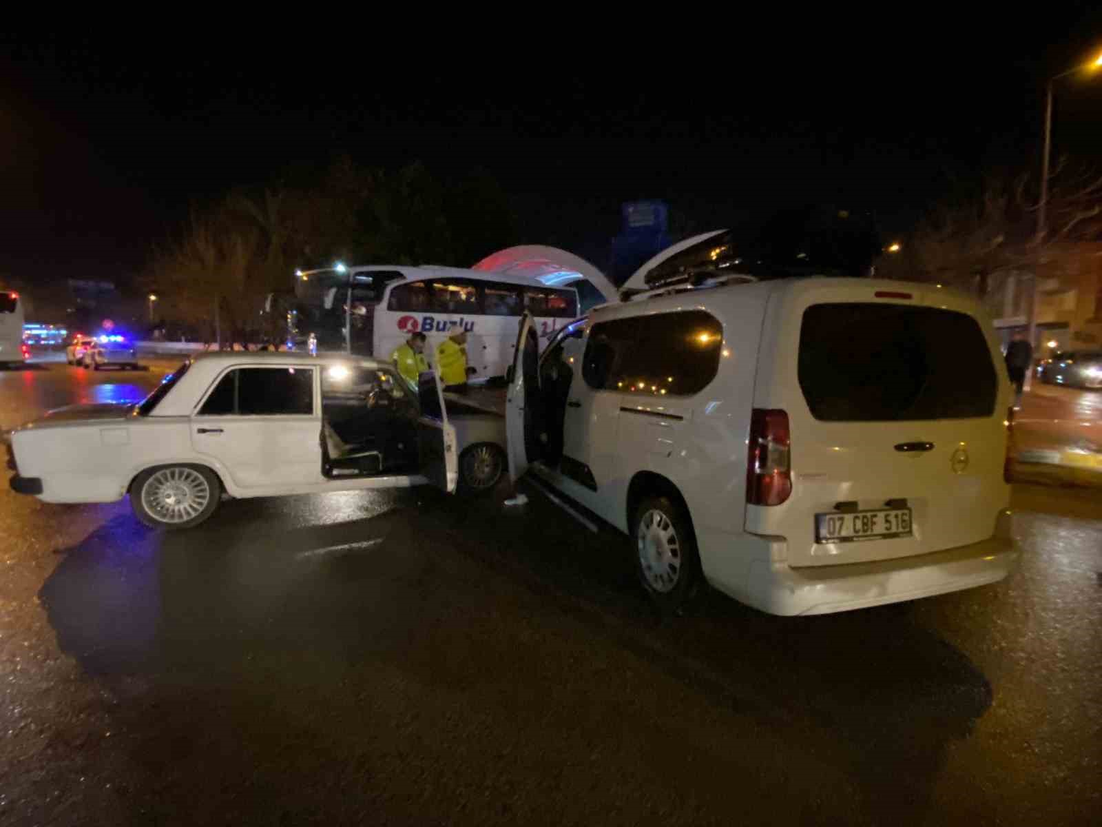 Antalya iki otomobilin çarpıştığı ve 3 kişinin yaralandığı kaza anı kamerada
