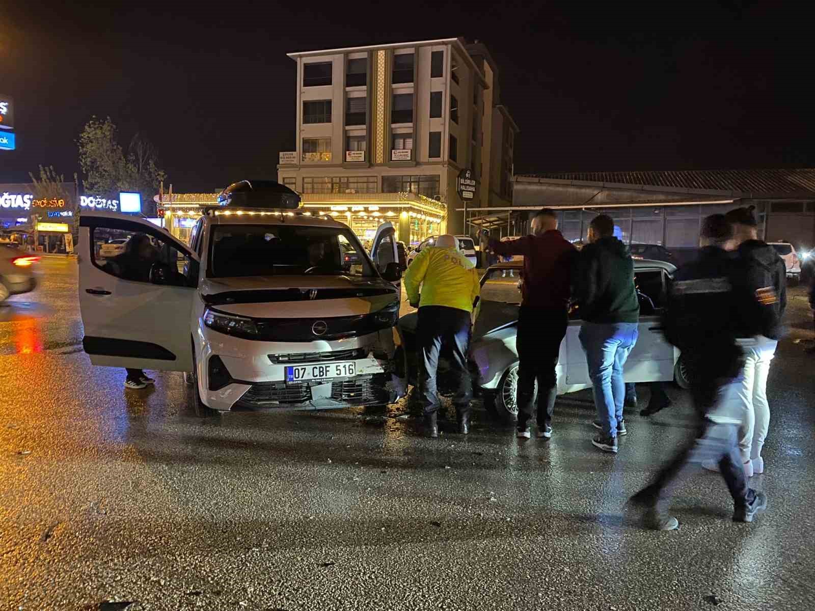 Antalya iki otomobilin çarpıştığı ve 3 kişinin yaralandığı kaza anı kamerada
