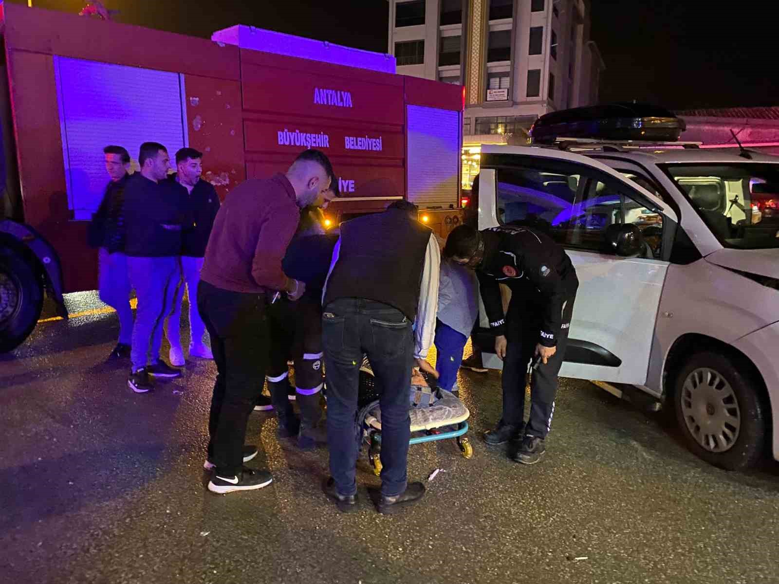 Antalya iki otomobilin çarpıştığı ve 3 kişinin yaralandığı kaza anı kamerada
