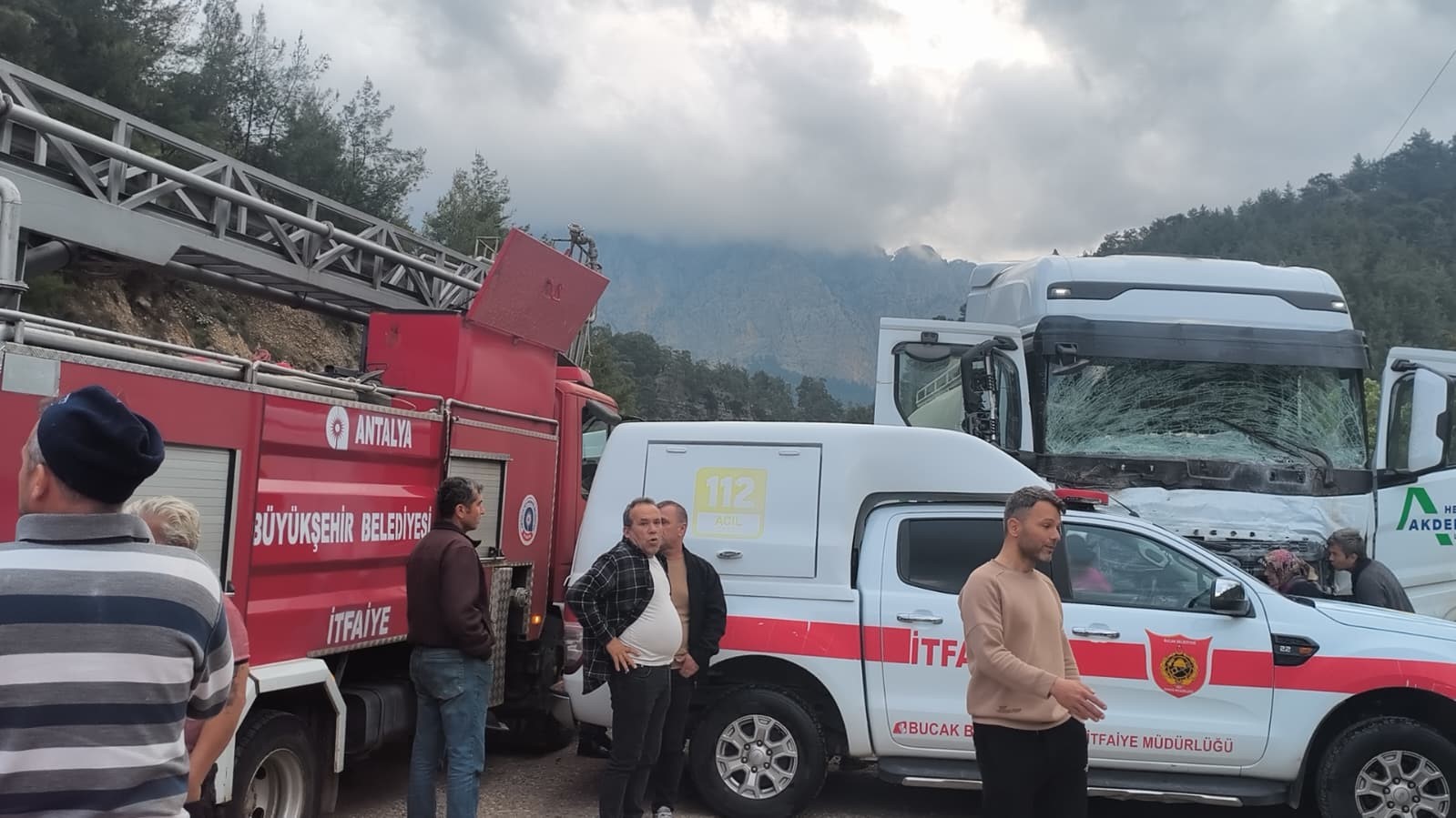Antalya-Isparta karayolunda işçileri taşıyan minibüs ile beton mikseri çarpıştı: 7 ölü, 7 yaralı
