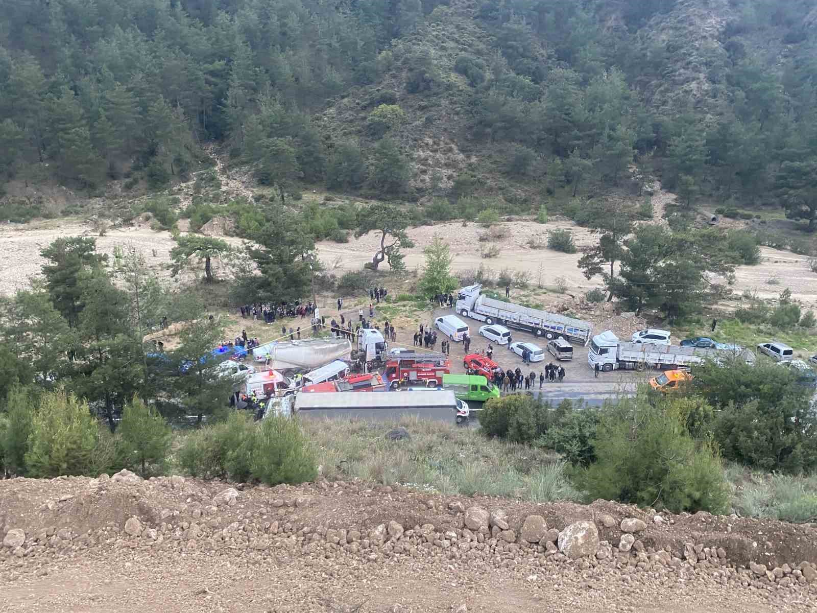 Antalya-Isparta karayolunda işçileri taşıyan minibüs ile beton mikseri çarpıştı: 7 ölü, 7 yaralı
