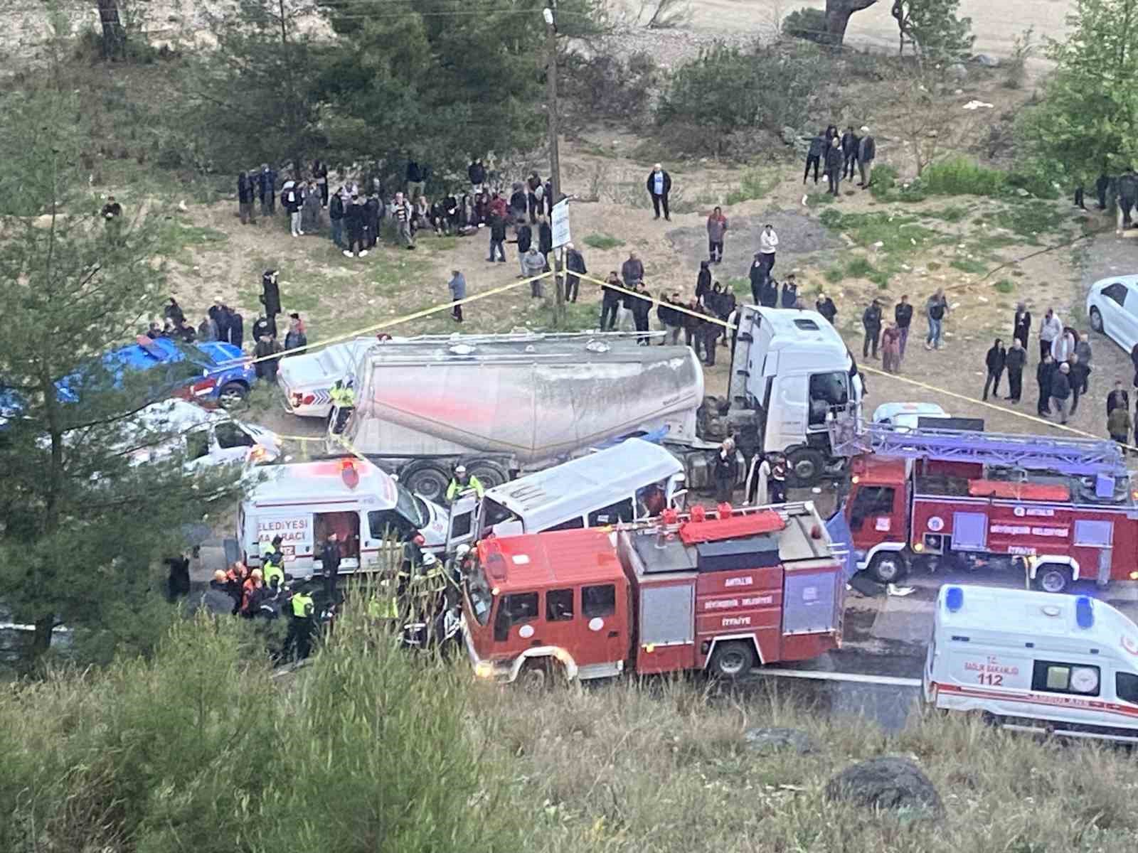 Antalya-Isparta karayolunda işçileri taşıyan minibüs ile beton mikseri çarpıştı: 7 ölü, 7 yaralı
