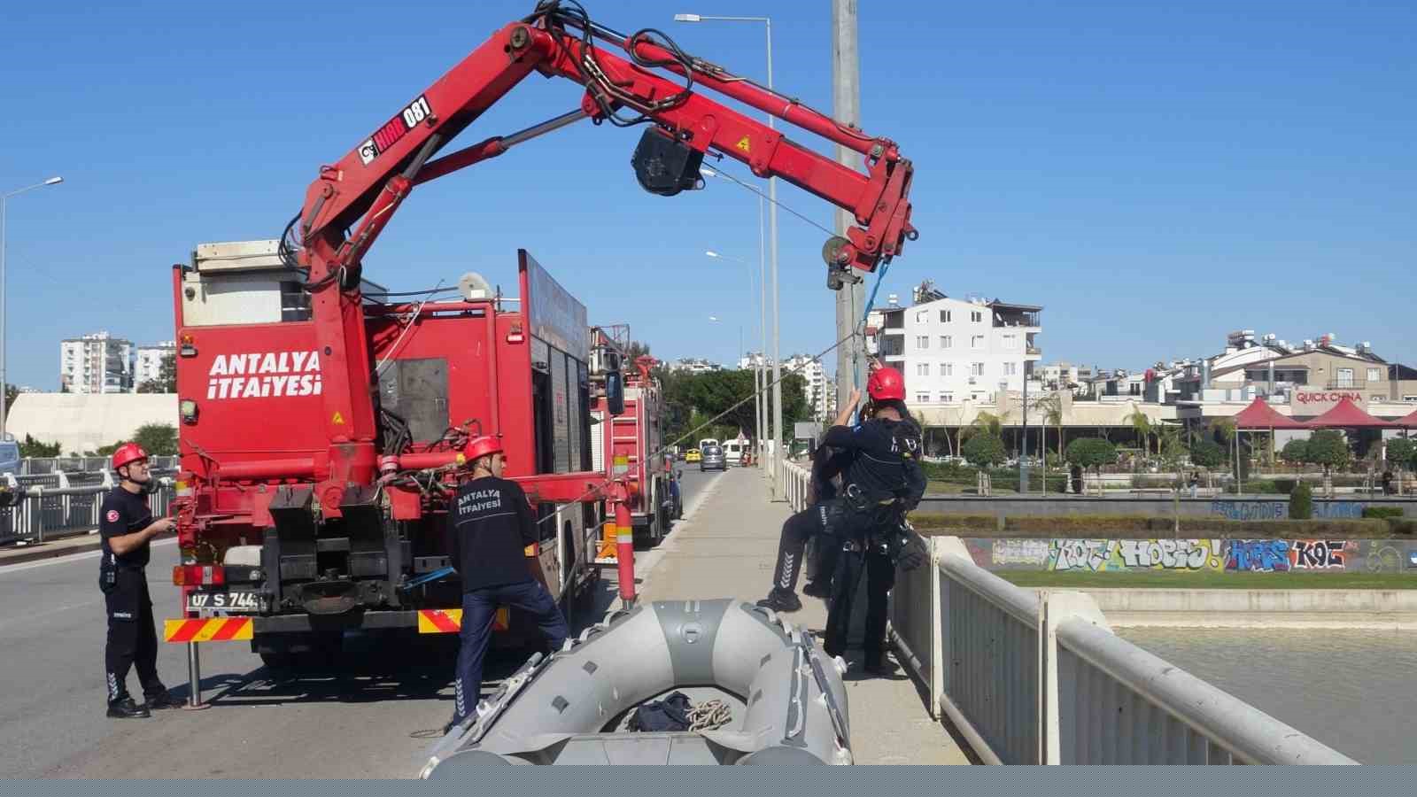 Antalya itfaiyesinden film gibi martı kurtarma operasyonu
