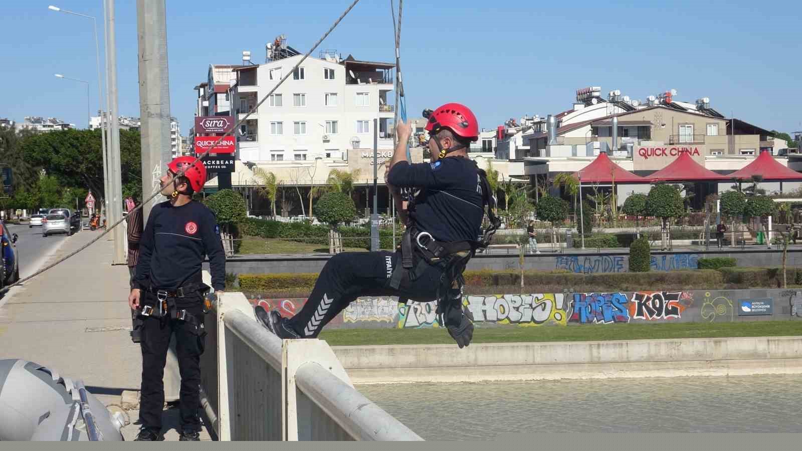 Antalya itfaiyesinden film gibi martı kurtarma operasyonu
