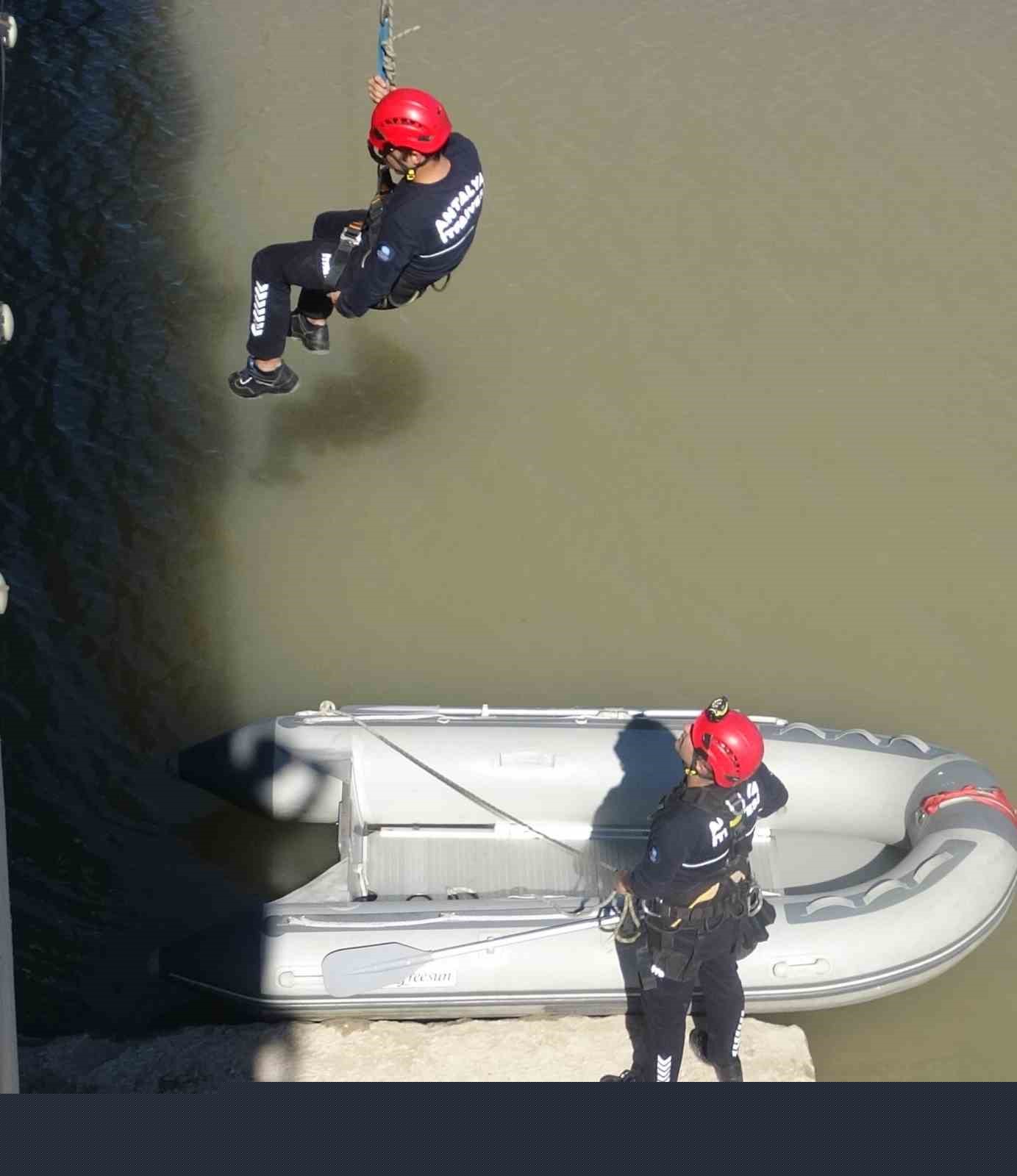 Antalya itfaiyesinden film gibi martı kurtarma operasyonu
