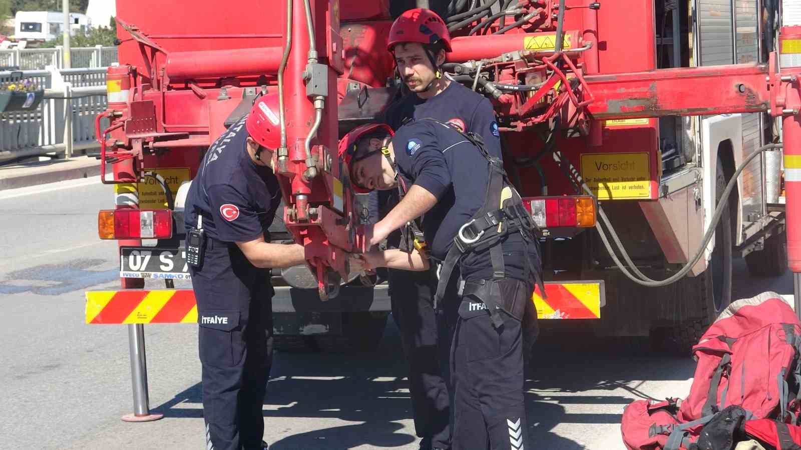 Antalya itfaiyesinden film gibi martı kurtarma operasyonu
