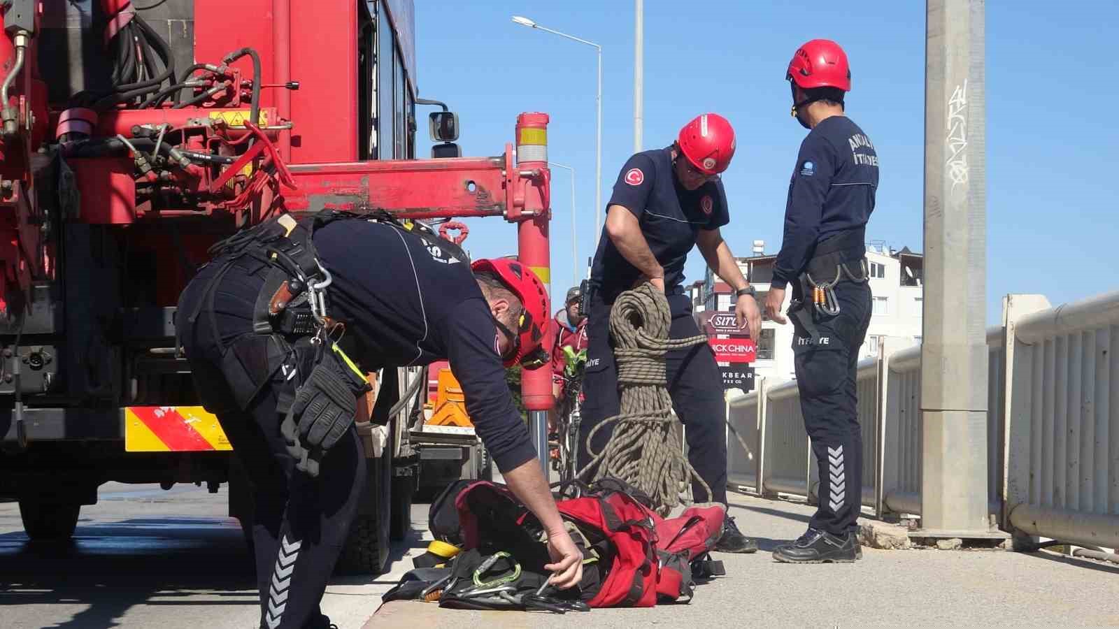 Antalya itfaiyesinden film gibi martı kurtarma operasyonu
