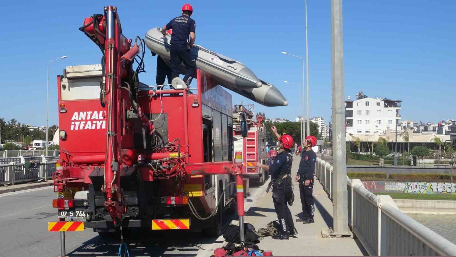 Antalya itfaiyesinden film gibi martı kurtarma operasyonu
