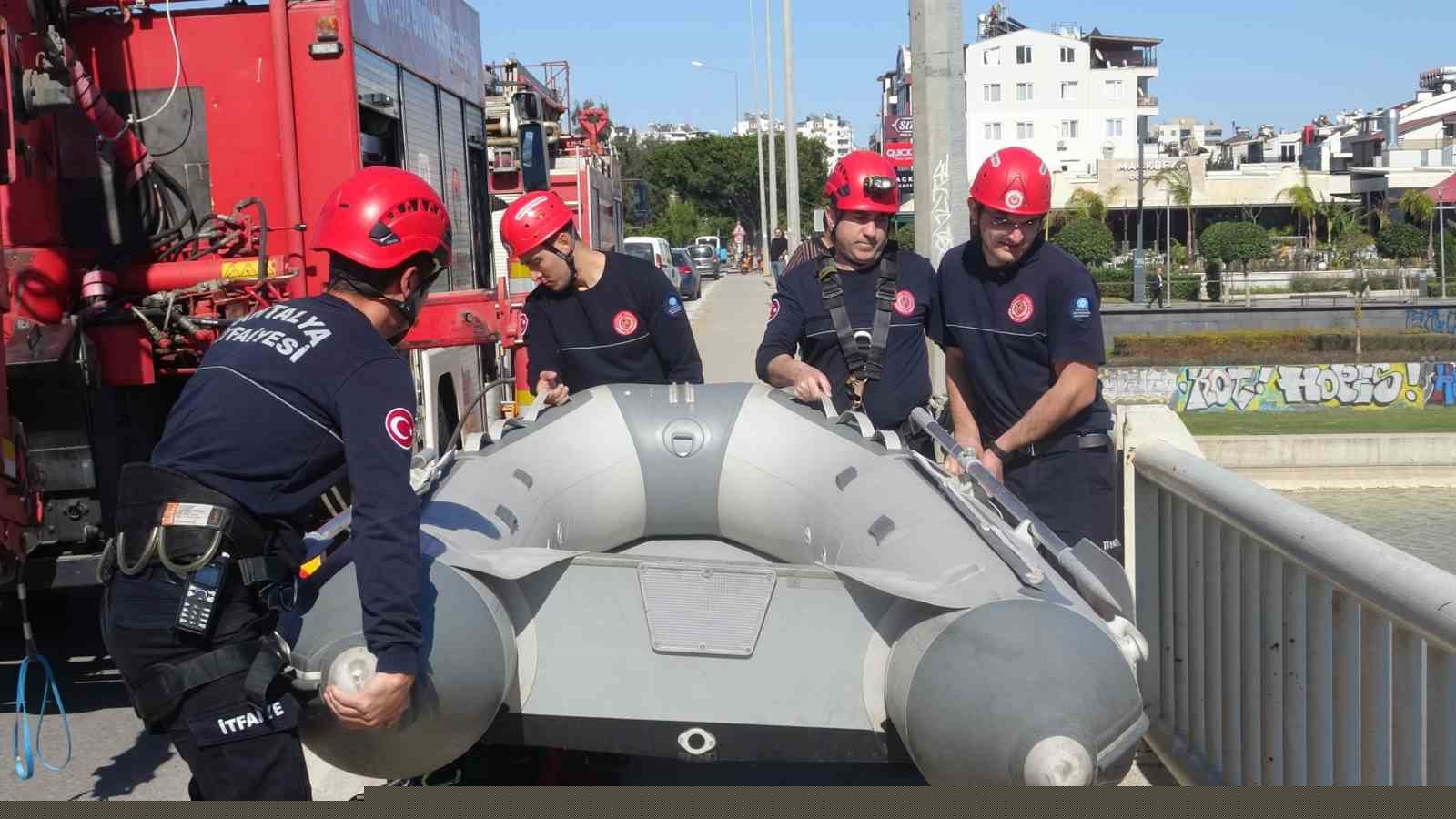 Antalya itfaiyesinden film gibi martı kurtarma operasyonu
