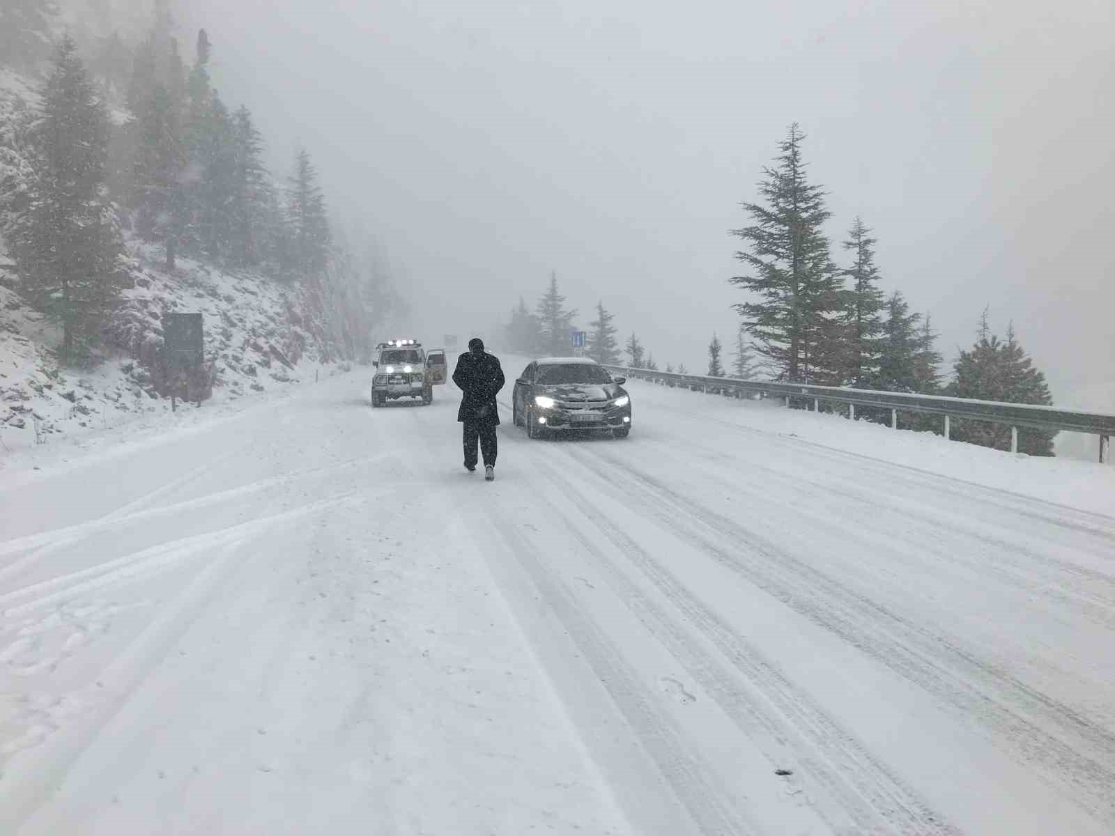 Antalya-Konya kara yolunda kar etkisini artırdı
