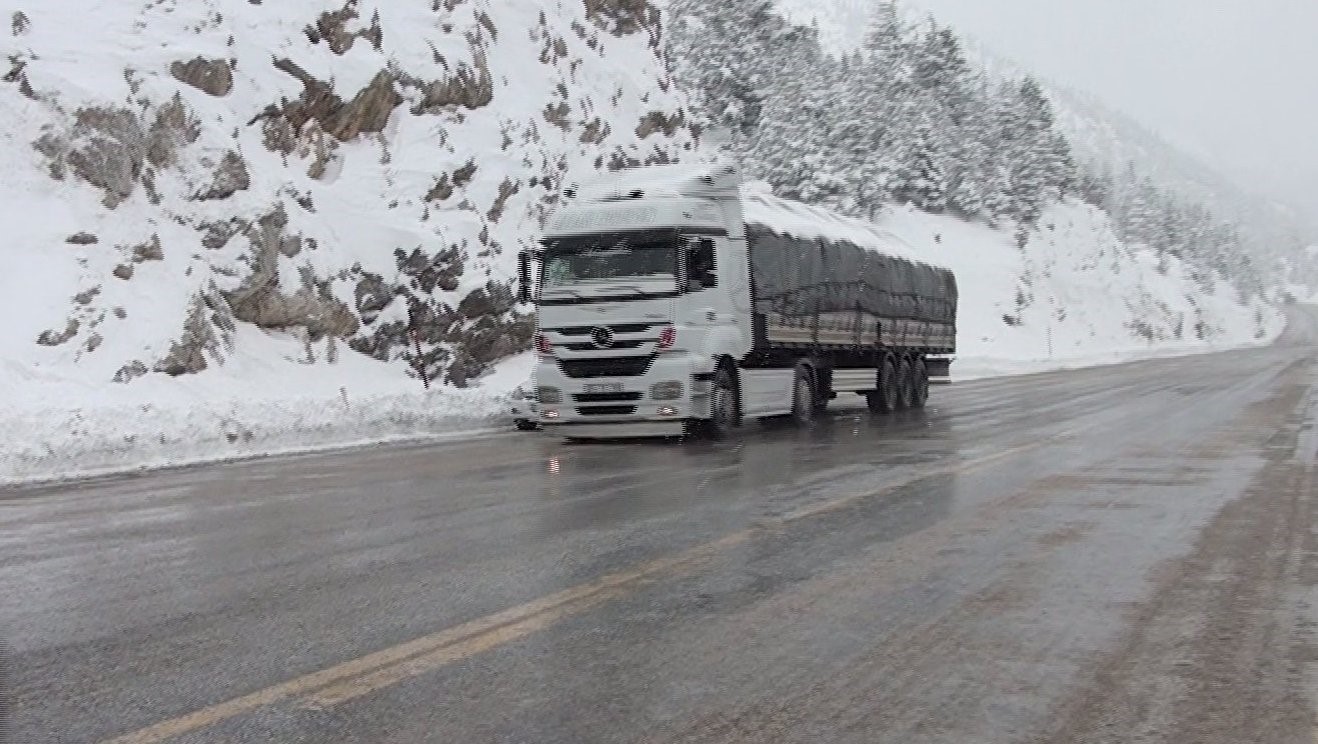 Antalya-Konya kara yolunda kar yağışı aralıklarla devam ediyor

