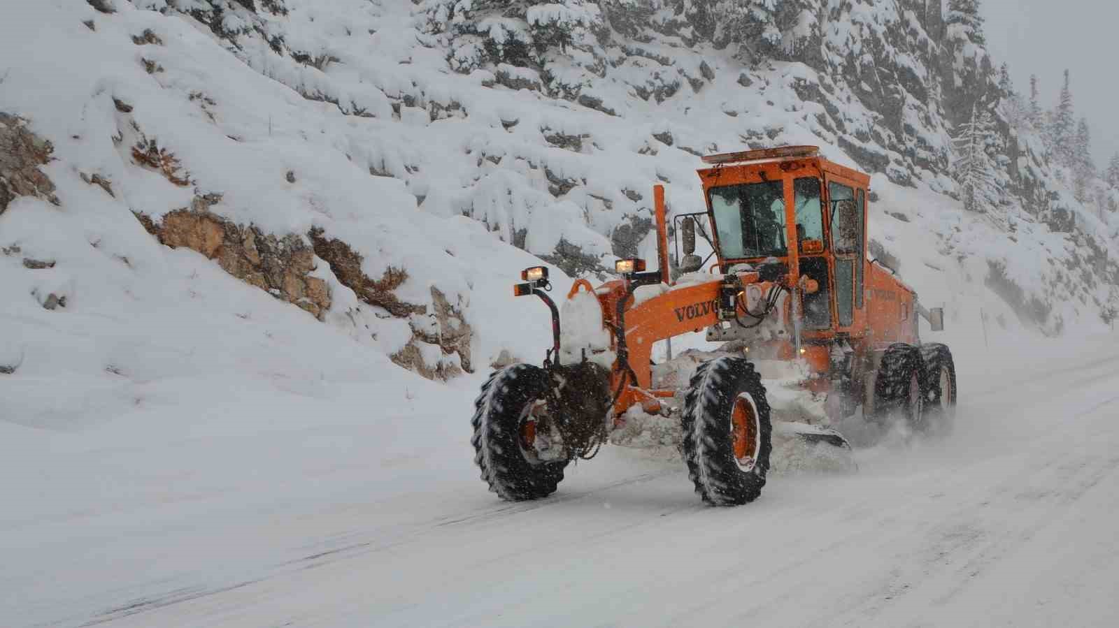 Antalya-Konya kara yolunda kar yağışı aralıklarla devam ediyor
