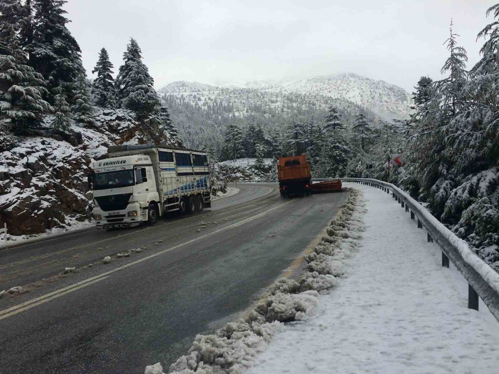 Antalya-Konya karayolunda kar yağışı başladı
