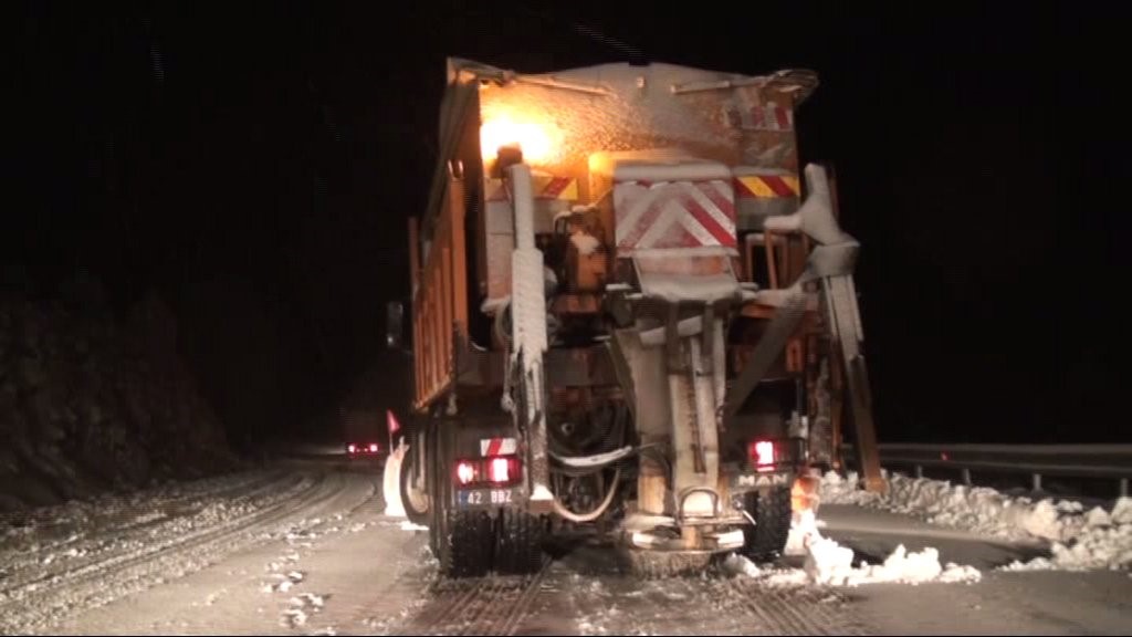 Antalya-Konya karayolunda kar yağışı etkili olmaya başladı
