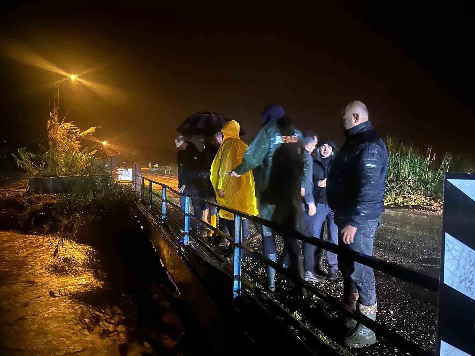 Antalya Kumluca’da sağanak yağış tarım arazilerini sular altında bıraktı, araçta mahsur kalan sürücü botla kurtarıldı
