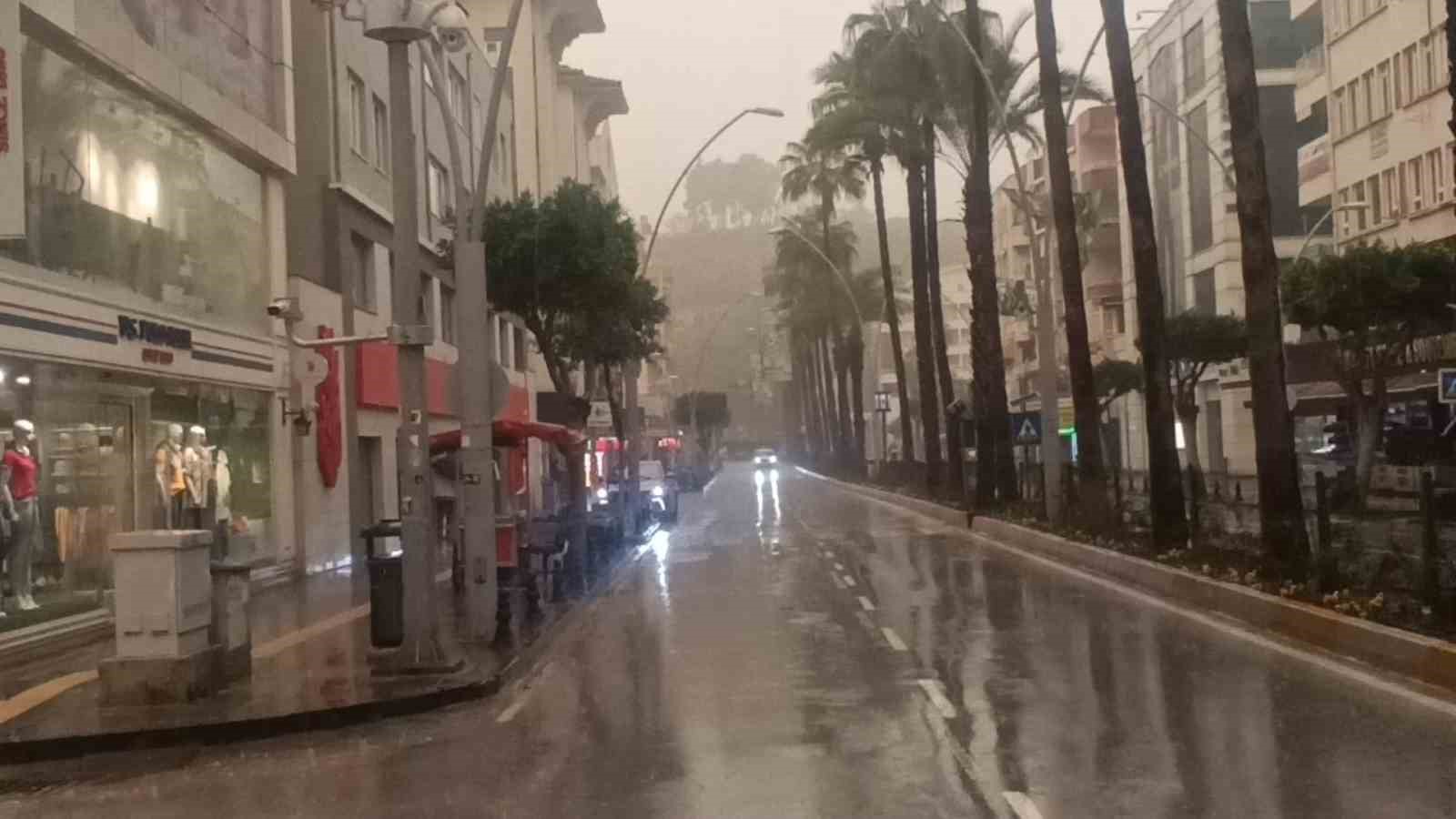 Antalya semaları kahverengiye büründü Sahra Çölü üzerinden gelen toz taşınımı çamur olup yağdı
