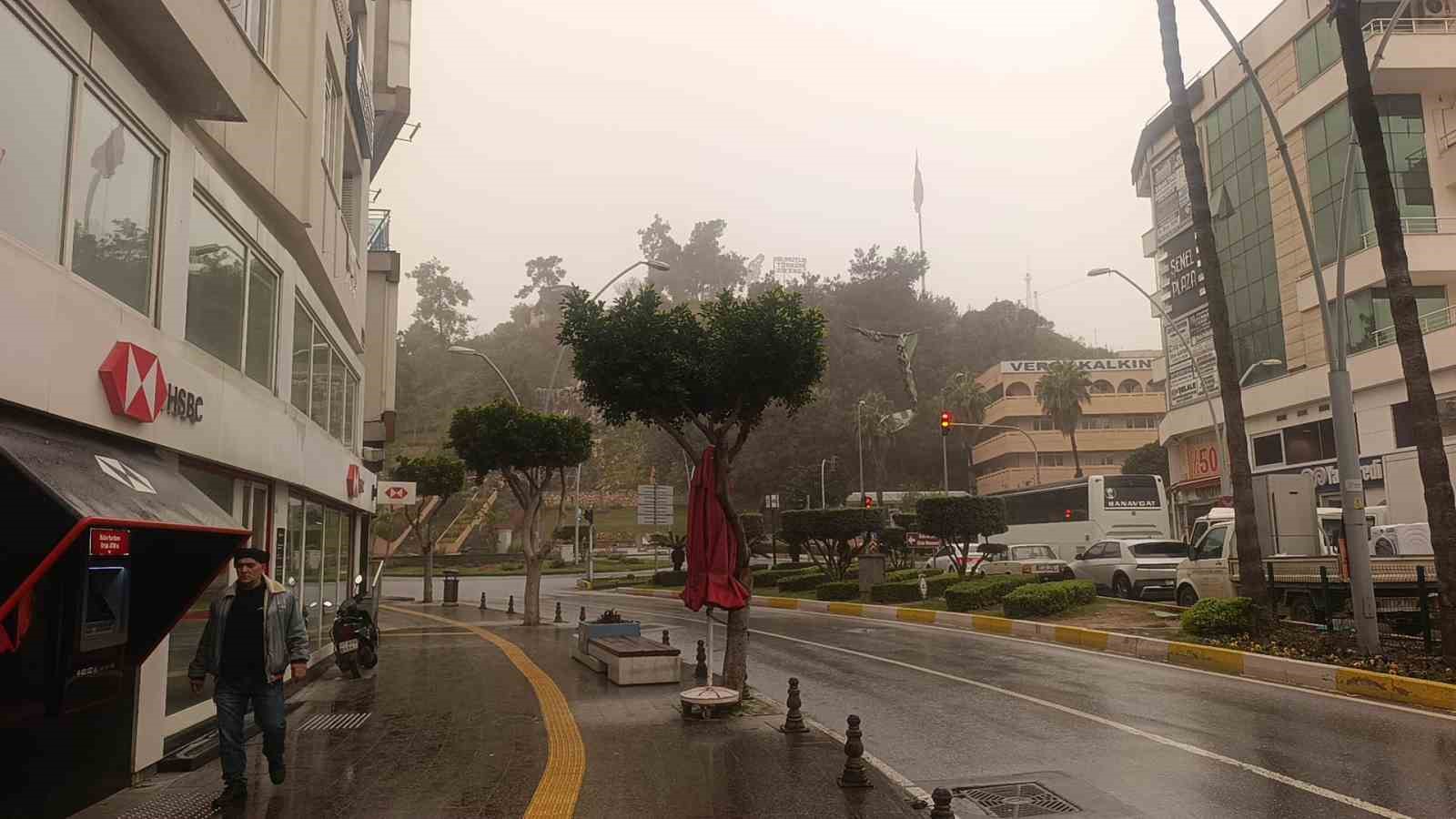 Antalya semaları kahverengiye büründü Sahra Çölü üzerinden gelen toz taşınımı çamur olup yağdı
