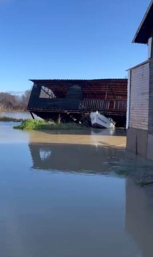 Antalya Serik’te taşan ırmak suları tarım arazileri ve caddeleri sular altında bıraktı
