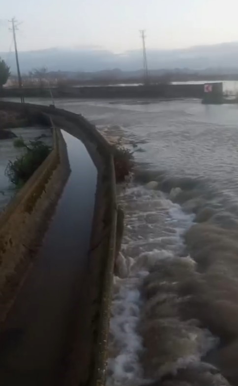 Antalya Serik’te taşan ırmak suları tarım arazileri ve caddeleri sular altında bıraktı
