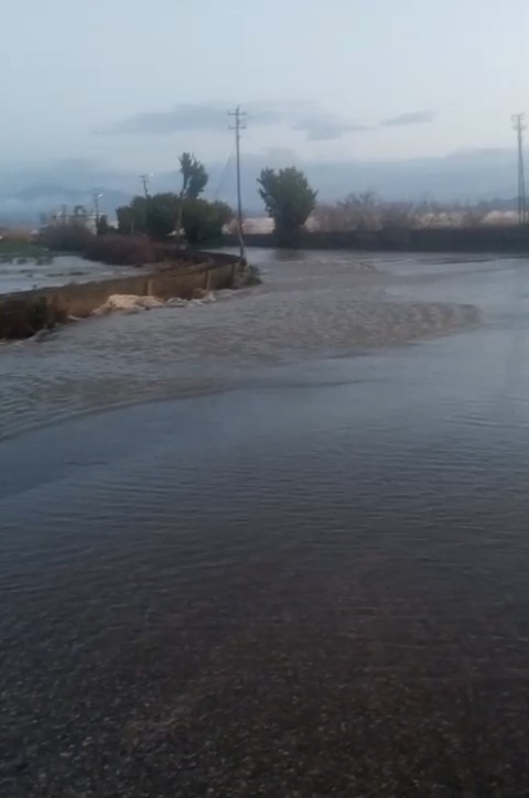 Antalya Serik’te taşan ırmak suları tarım arazileri ve caddeleri sular altında bıraktı
