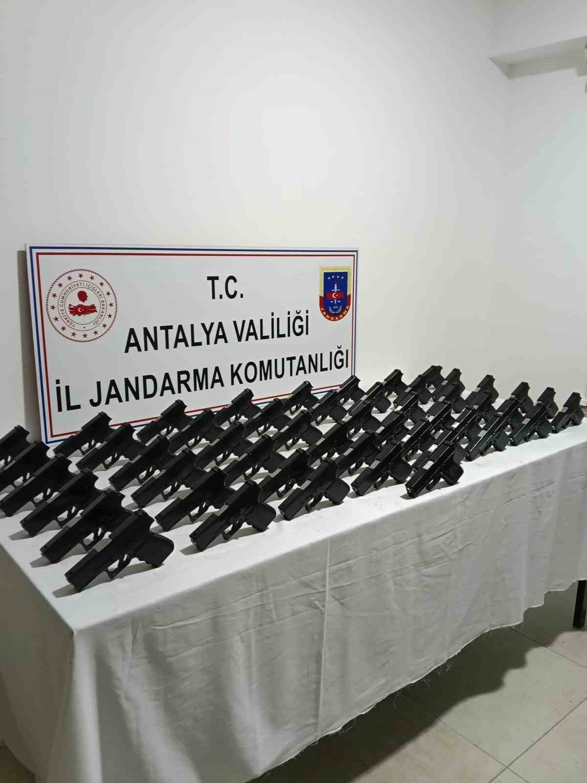Antalya ve Konya’da jandarmadan silah kaçakçılığı operasyonu
