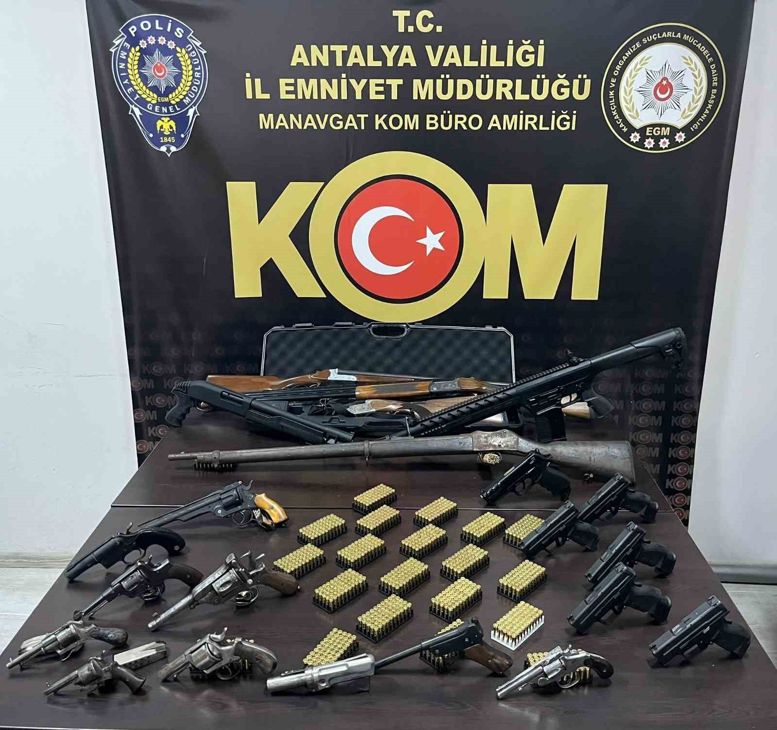 Antalya’da 1 haftada milyonlarca kaçak ürün ele geçirildi, 5 şahıs tutuklandı
Antalya’da 1 haftada milyonlarca kaçak ürün ele geçirildi, 5 şahıs tutuklandı