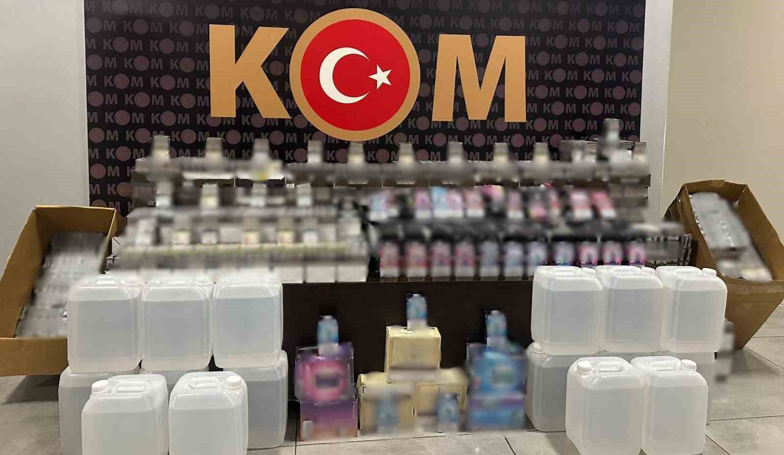 Antalya’da 1 haftada milyonlarca kaçak ürün ele geçirildi, 5 şahıs tutuklandı
Antalya’da 1 haftada milyonlarca kaçak ürün ele geçirildi, 5 şahıs tutuklandı