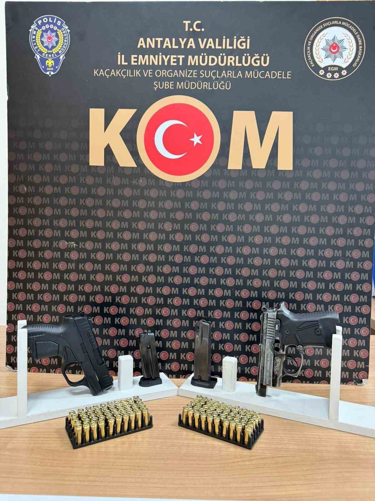 Antalya’da 1 haftada milyonlarca kaçak ürün ele geçirildi, 5 şahıs tutuklandı
Antalya’da 1 haftada milyonlarca kaçak ürün ele geçirildi, 5 şahıs tutuklandı