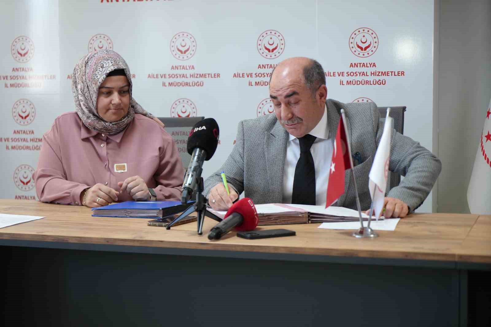 Antalya’da 10 çocuk yeni ailesine kavuştu: "Kendim doğurmuş gibiyim"
