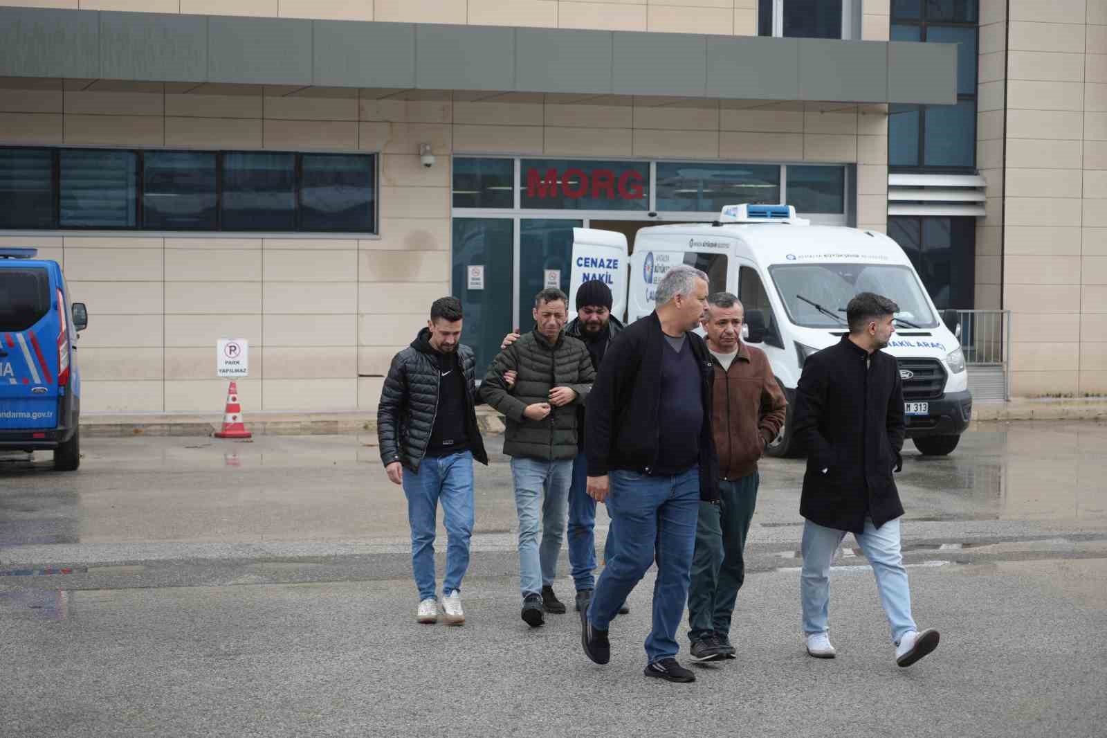 Antalya’da 10 kişinin ölümüyle sonuçlanan kazada acı Adli Tıp Kurumu önüne taşındı
