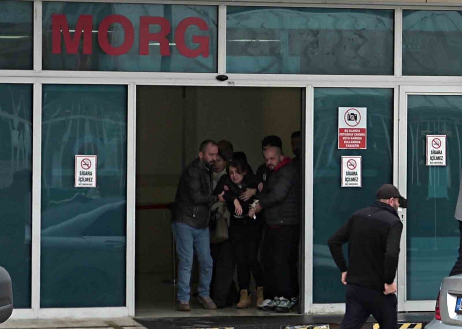 Antalya’da 10 kişinin ölümüyle sonuçlanan kazada acı Adli Tıp Kurumu önüne taşındı
