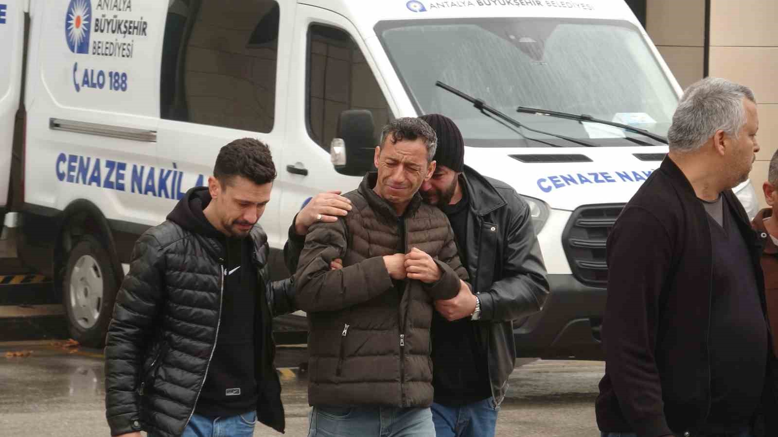 Antalya’da 10 kişinin ölümüyle sonuçlanan kazada acı Adli Tıp Kurumu önüne taşındı
