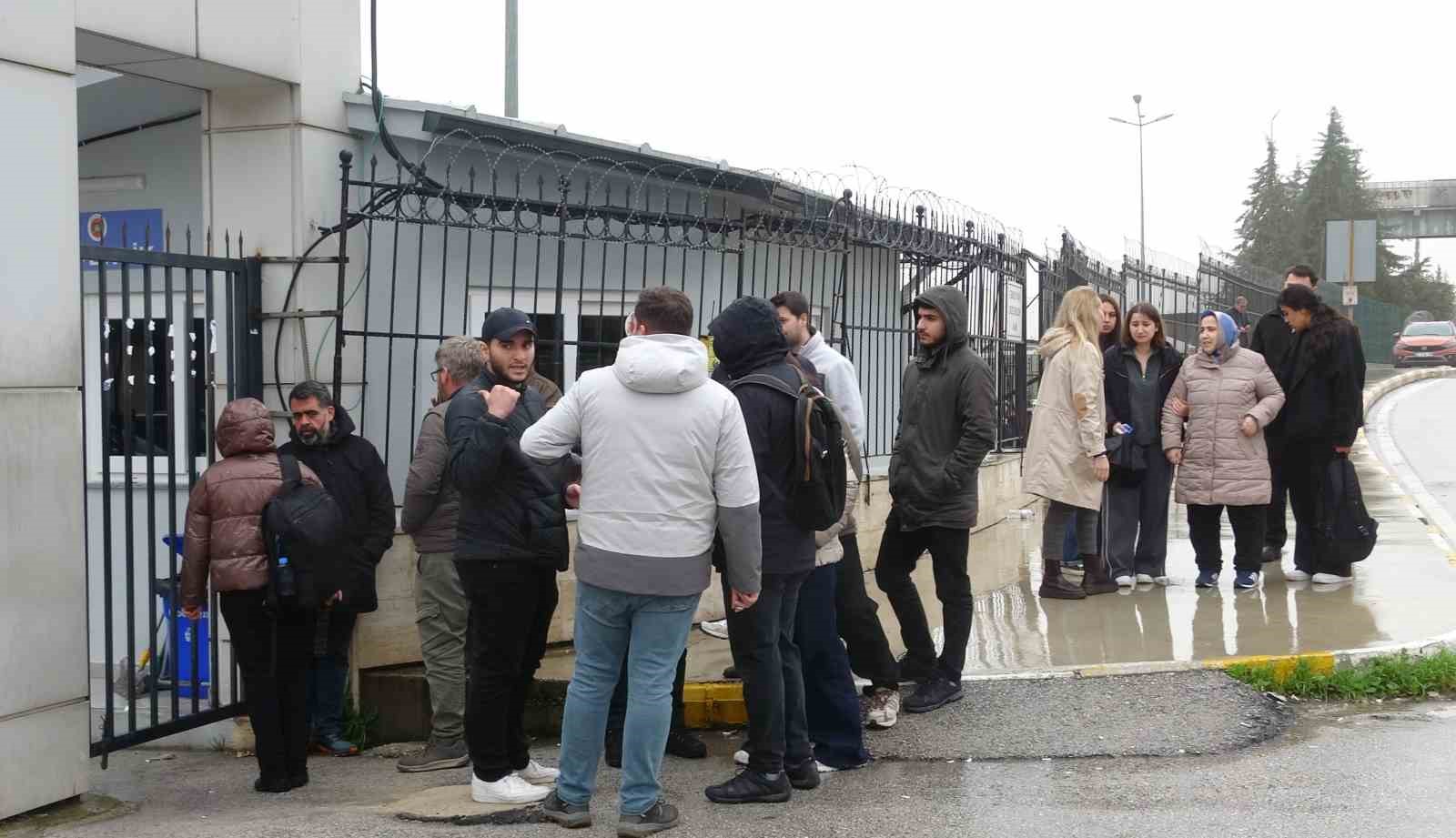 Antalya’da 10 kişinin ölümüyle sonuçlanan kazada acı Adli Tıp Kurumu önüne taşındı
