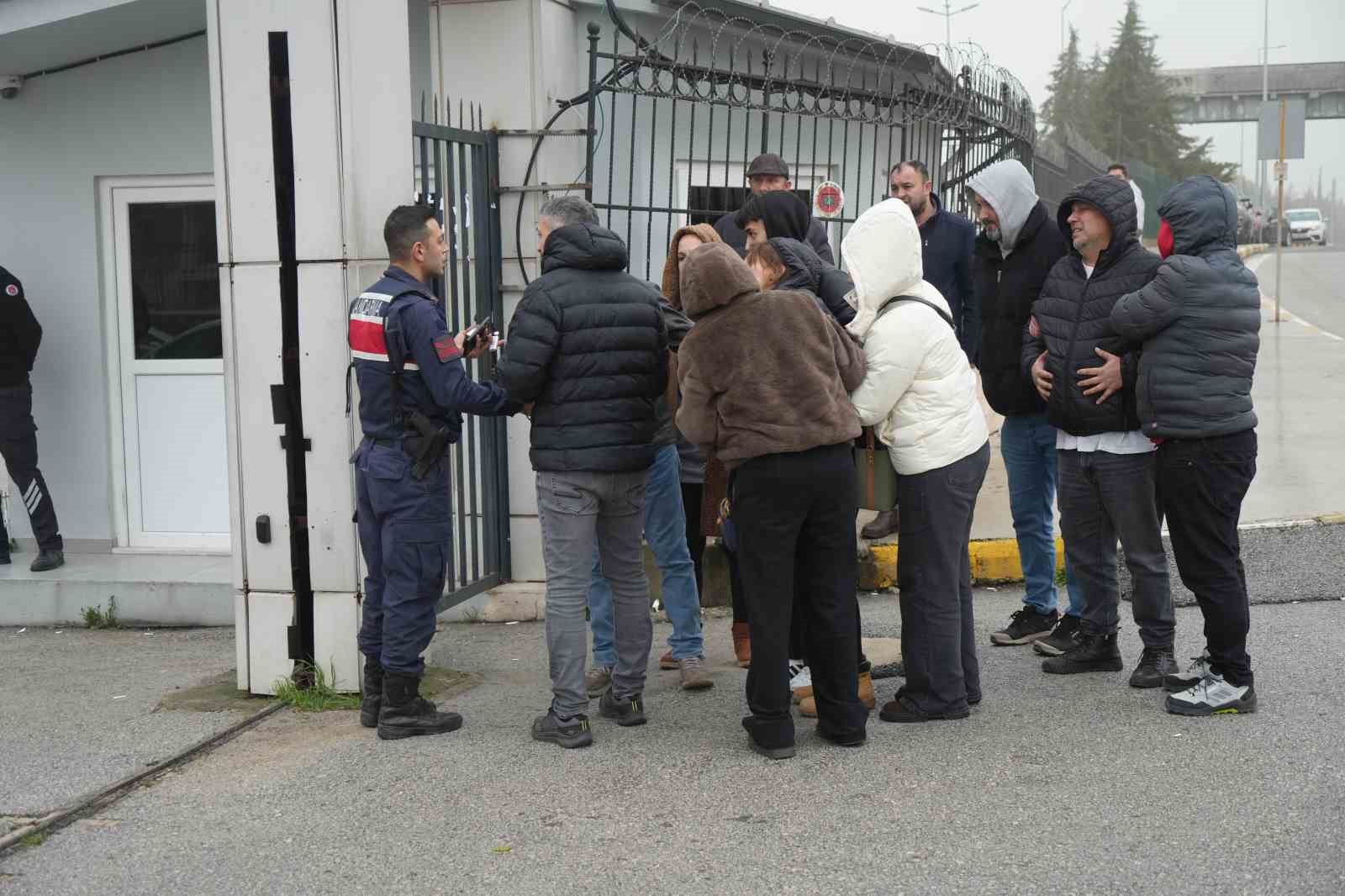 Antalya’da 10 kişinin ölümüyle sonuçlanan kazada acı Adli Tıp Kurumu önüne taşındı
