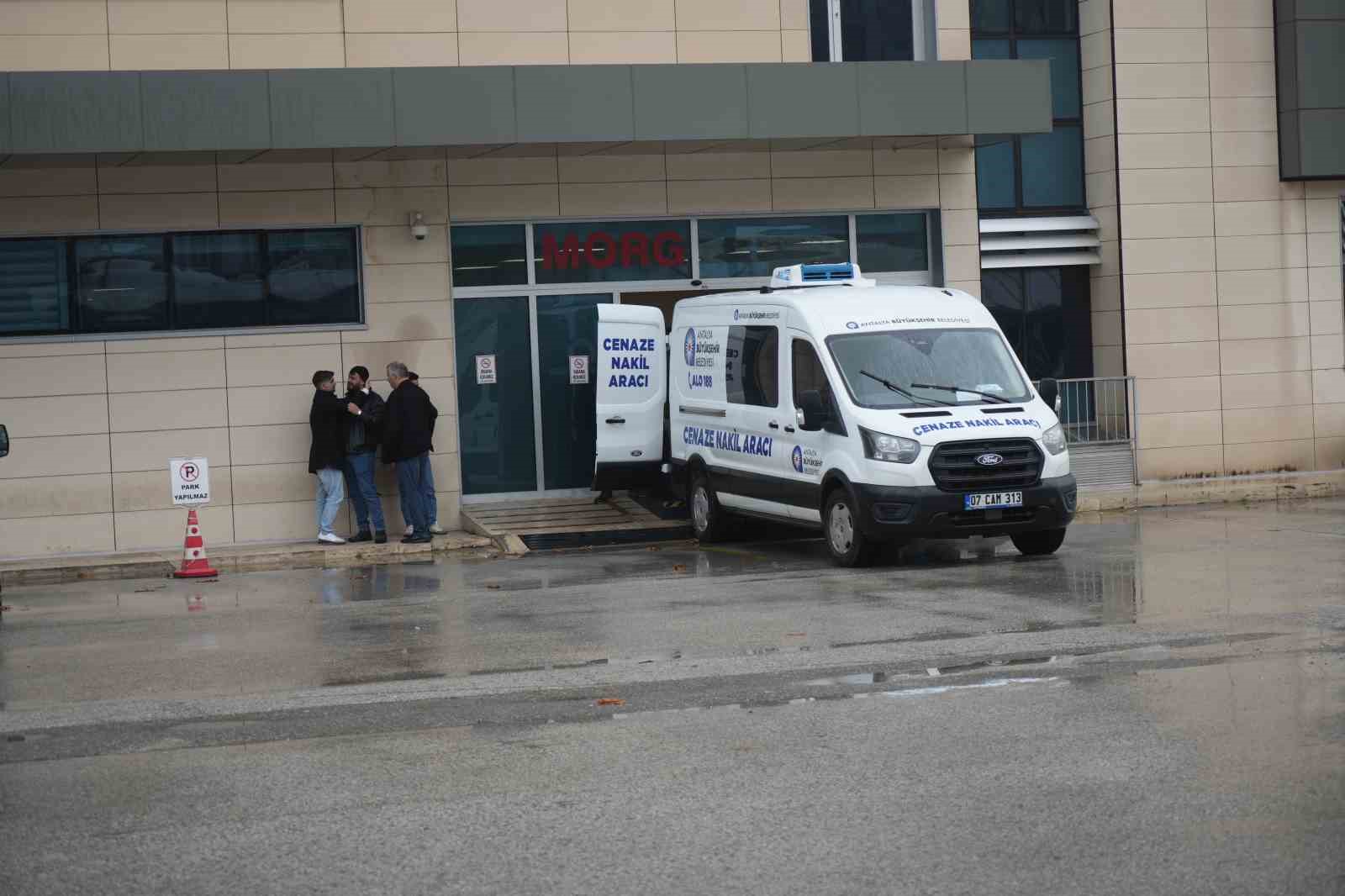 Antalya’da 10 kişinin ölümüyle sonuçlanan kazada acı Adli Tıp Kurumu önüne taşındı
