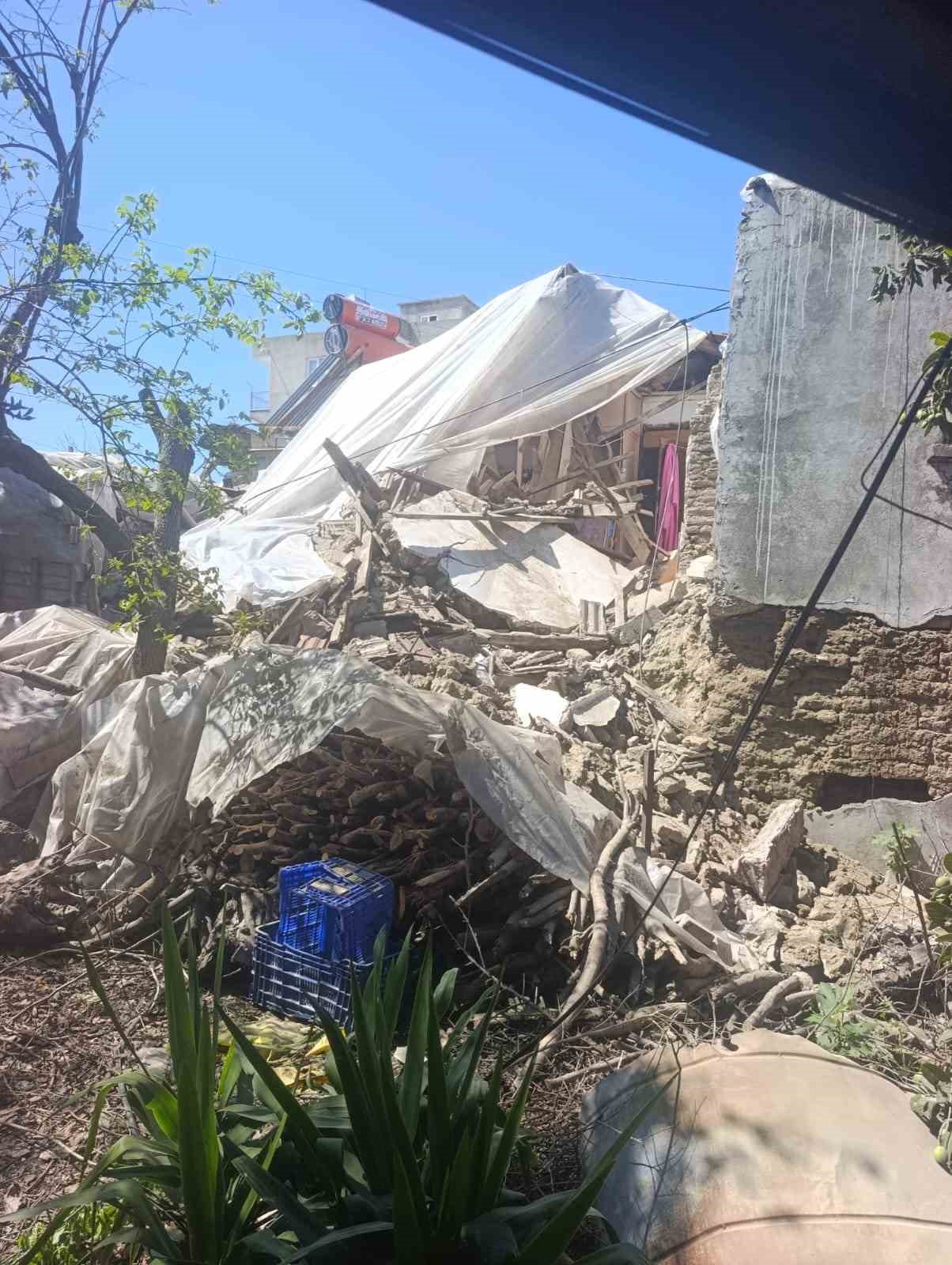 Antalya’da 2 katlı kerpiç ev çöktü
