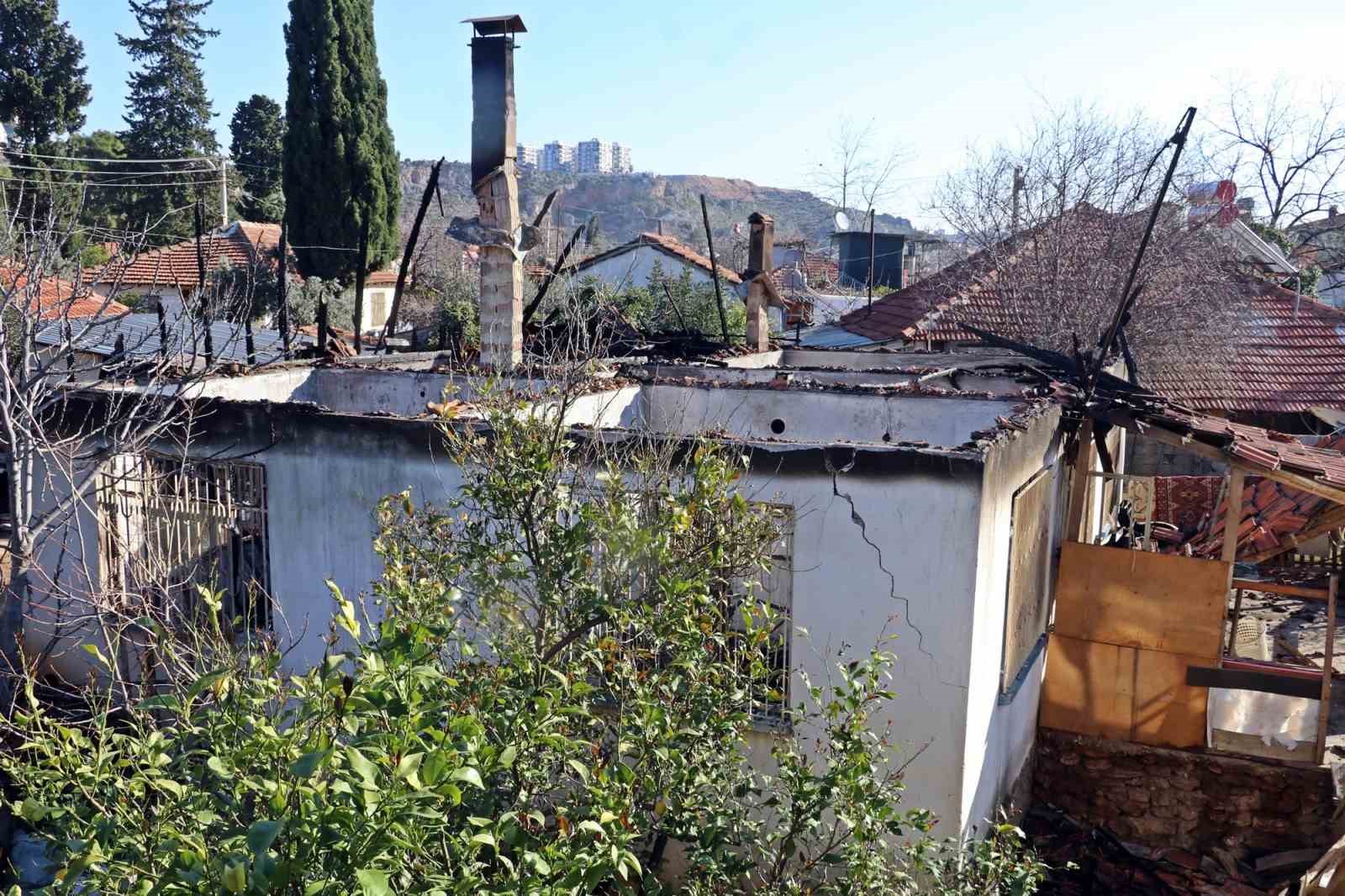 Antalya’da 2 kişinin ölümüne neden yangında perdelerin tutuşturulduğu iddiası
