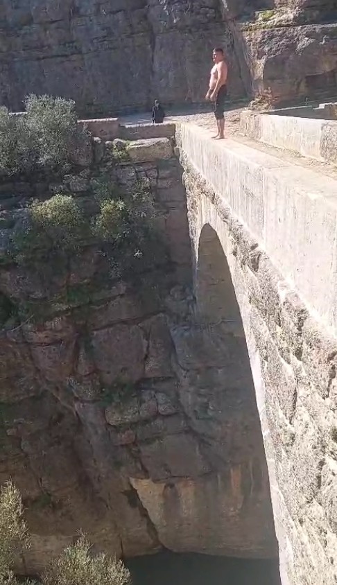 Antalya’da 20 metre yükseklikteki tarihi köprüden suya atlayan genç yürekleri ağza getirdi
