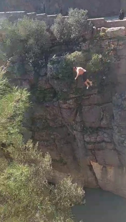 Antalya’da 20 metre yükseklikteki tarihi köprüden suya atlayan genç yürekleri ağza getirdi
