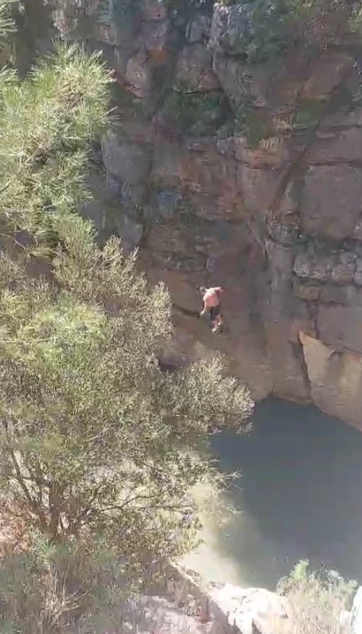 Antalya’da 20 metre yükseklikteki tarihi köprüden suya atlayan genç yürekleri ağza getirdi
