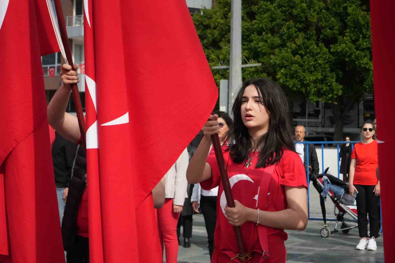 Antalya’da 23 Nisan kutlamaları çelenk sunma töreniyle başladı
