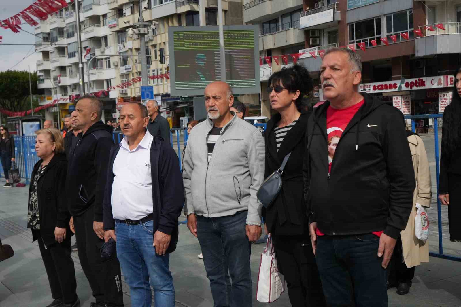 Antalya’da 23 Nisan kutlamaları çelenk sunma töreniyle başladı
