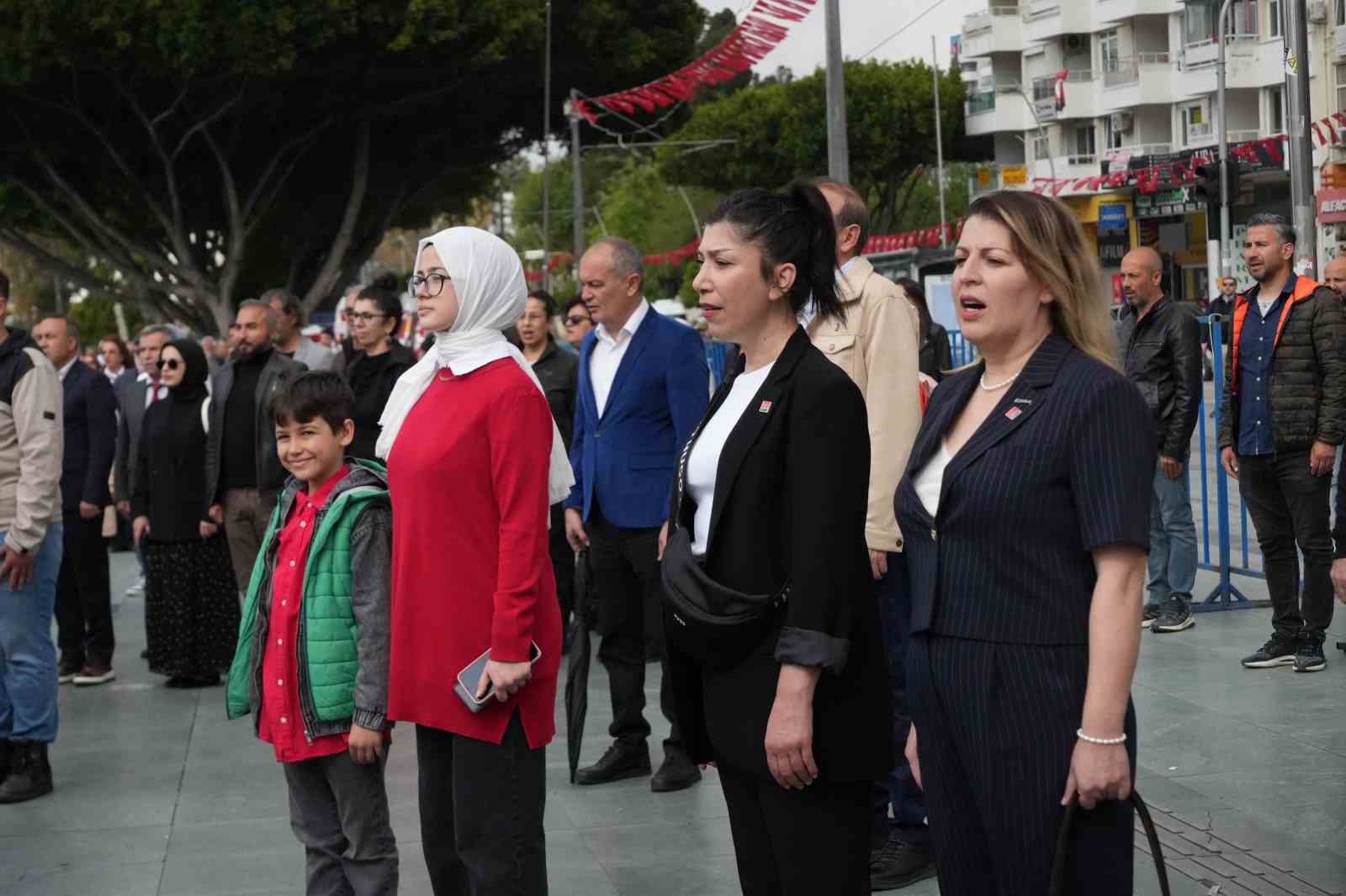 Antalya’da 23 Nisan kutlamaları çelenk sunma töreniyle başladı
