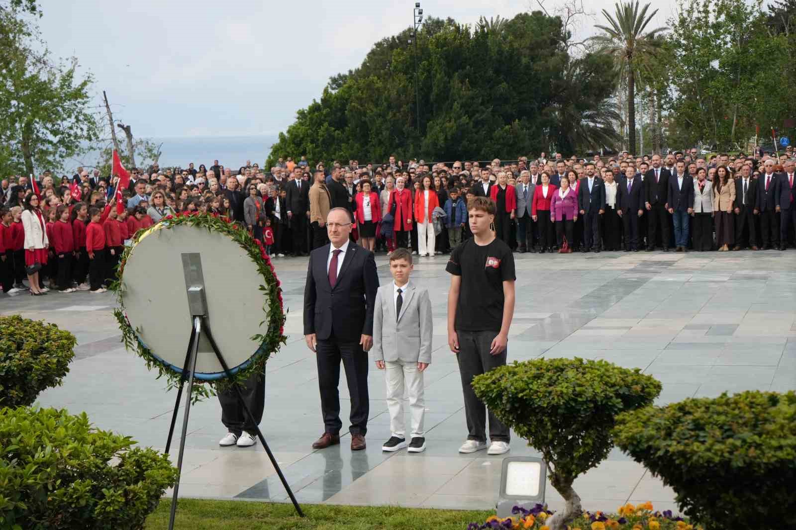 Antalya’da 23 Nisan kutlamaları çelenk sunma töreniyle başladı
