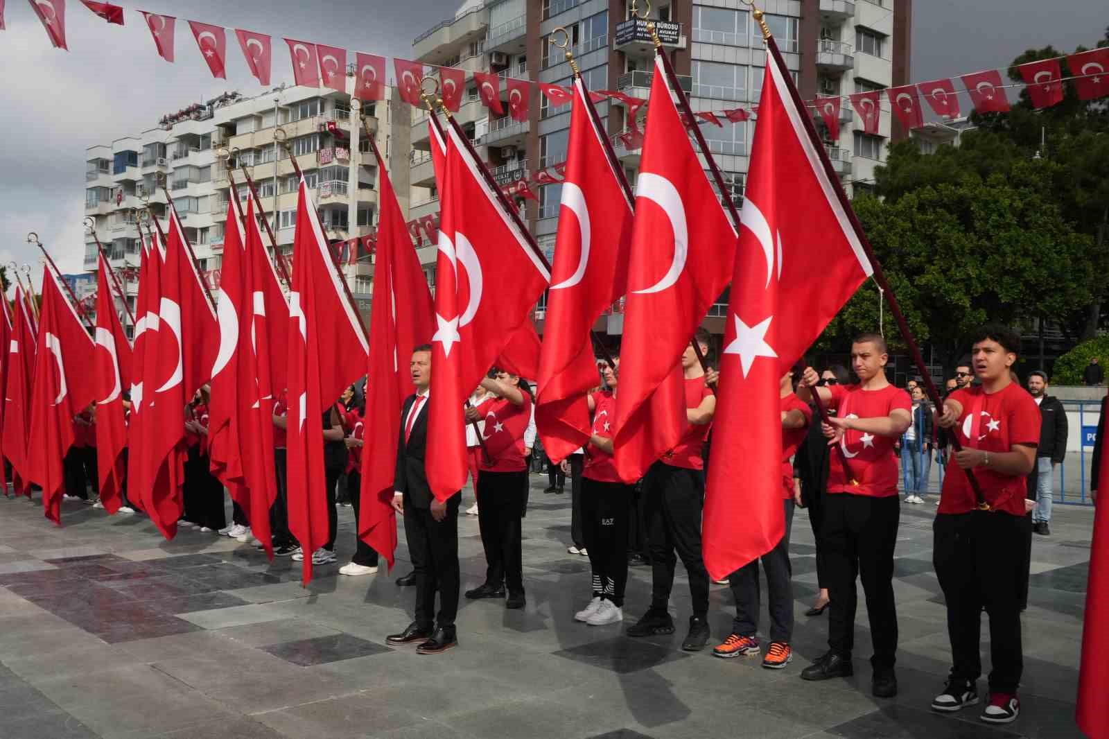 Antalya’da 23 Nisan kutlamaları çelenk sunma töreniyle başladı
