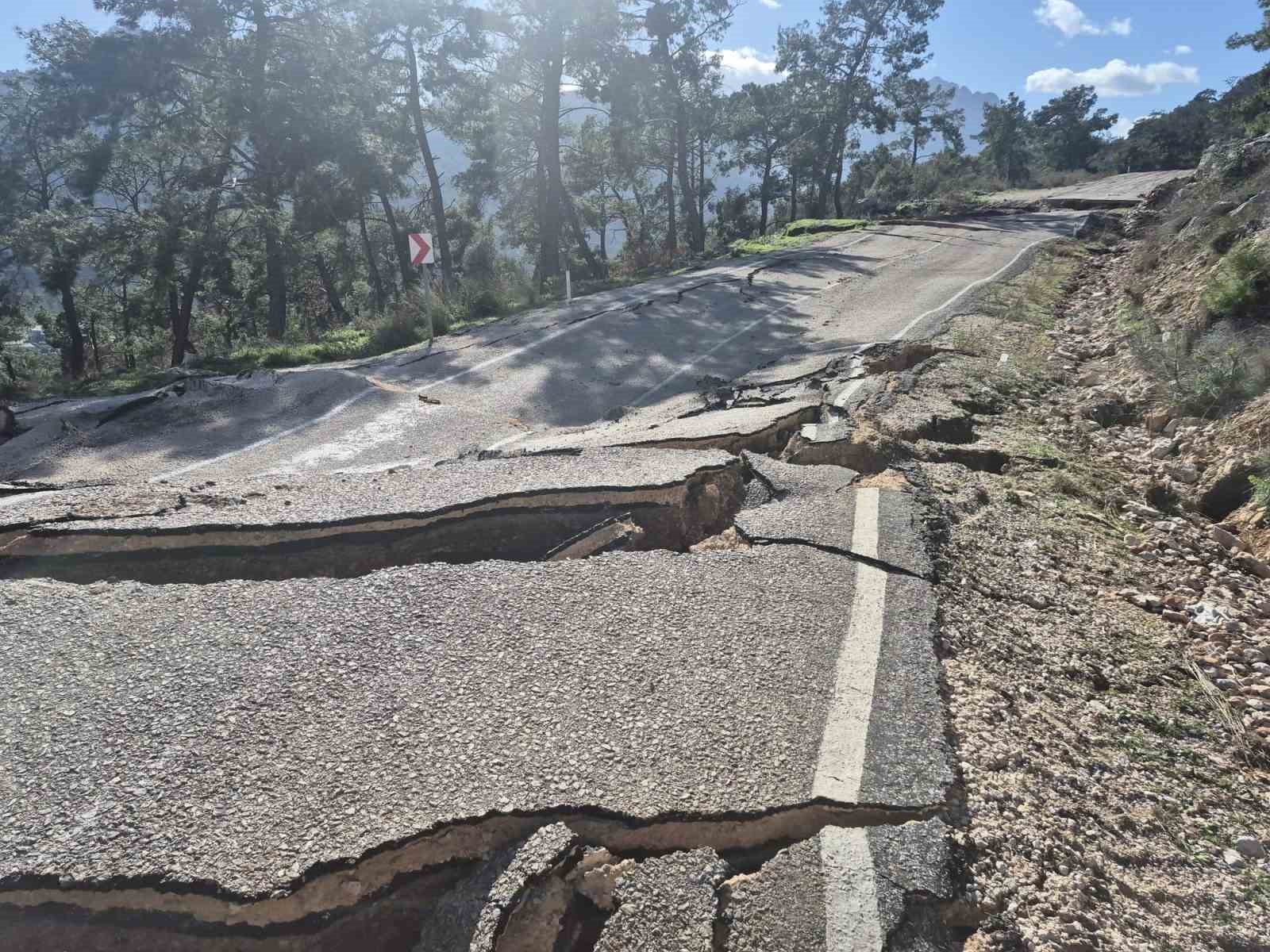 Antalya’da 3 mahallenin ulaşımını sağlayan yol çöktü
