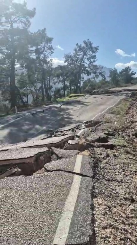 Antalya’da 3 mahallenin ulaşımını sağlayan yol çöktü
