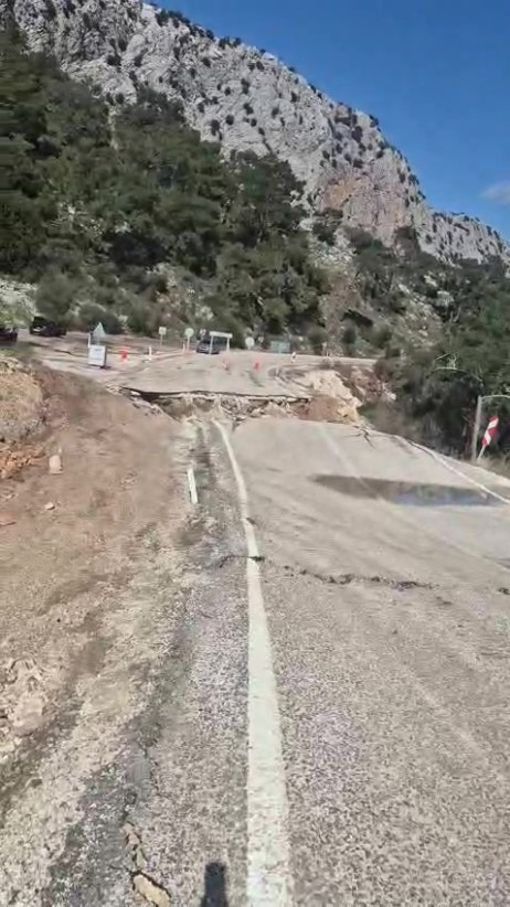 Antalya’da 3 mahallenin ulaşımını sağlayan yol çöktü
