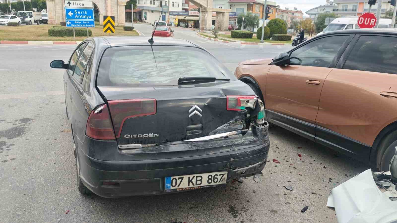 Antalya’da 4 araçlı zincirleme kaza: 1 yaralı
